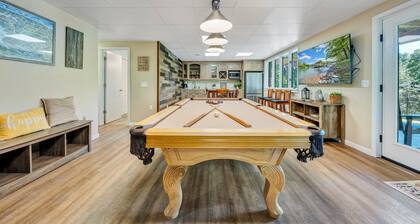 Sunrise Retreat - Sleeps 12, Lakefront Home With Hot Tub