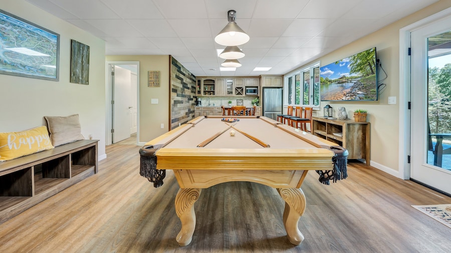 Sunrise Retreat - Sleeps 12, Lakefront Home With Hot Tub