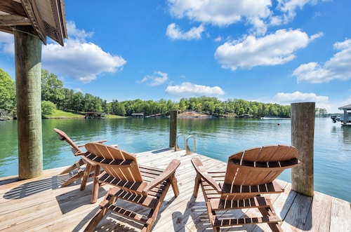 Sunrise Retreat - Sleeps 12, Lakefront Home With Hot Tub