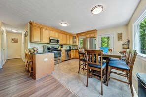 Rumah, Beberapa Tempat Tidur, hot tub (LAKE Sunrise Retreat) | Dapur pribadi