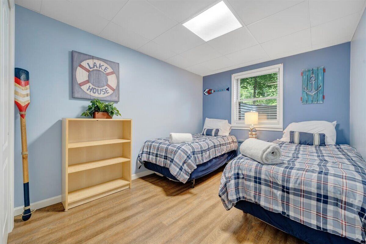 Nhà, nhiều giường, bồn tắm nước nóng (LAKE Sunrise Retreat)