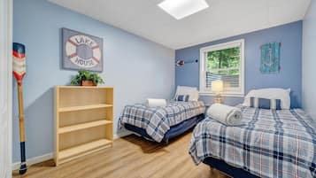 House, Multiple Beds, Hot Tub (LAKE Sunrise Retreat) | 6 bedrooms, individually decorated, individually furnished, bed sheets