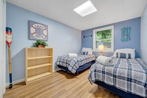 House, Multiple Beds, Hot Tub (LAKE Sunrise Retreat) - Sunrise Retreat - Sleeps 12, Lakefront Home With Hot Tub (Huddleston)