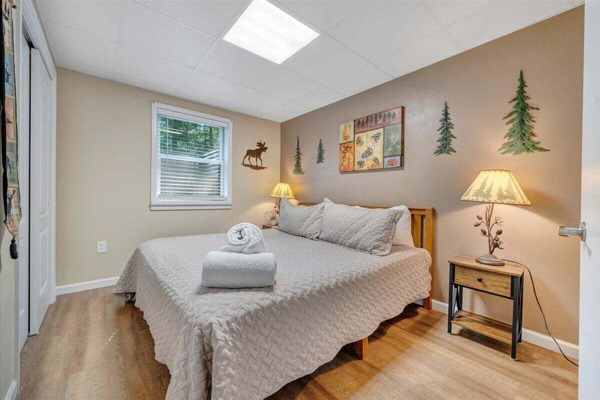 House, Multiple Beds, Hot Tub (LAKE Sunrise Retreat)