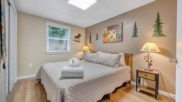 House, Multiple Beds, Hot Tub (LAKE Sunrise Retreat)