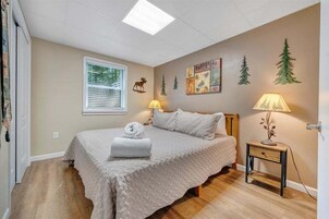 Casa, varias camas, bañera de hidromasaje (LAKE Sunrise Retreat)