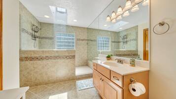 House, Multiple Beds, Patio (LAKE Stargaze) | Bathroom | Towels