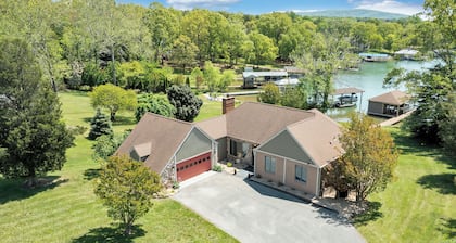 Stargaze - Lakefront With Private Dock