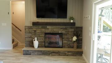 House, Multiple Beds, Hot Tub (LAKE Haven) | Living area