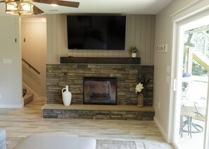 Living area - Lake Haven - 5 Bedroom w/ Hot tub and Private Dock (Penhook)