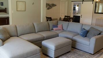 House, Multiple Beds, Hot Tub (LAKE Haven) | Living area