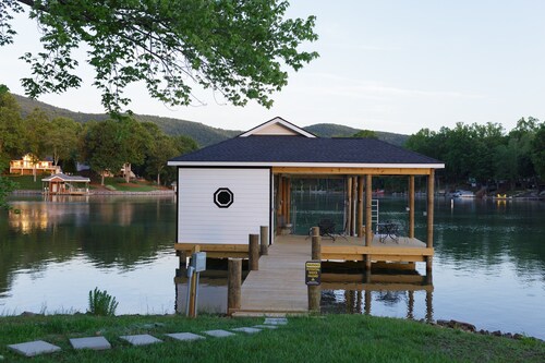 Lake Haven - 5 Bedroom w/ Hot tub and Private Dock