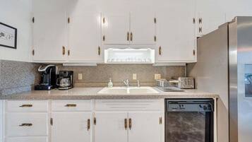 House, Multiple Beds, Patio (LAKE Thomwells Family Affair) | Private kitchen