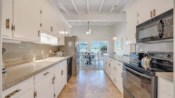 House, Multiple Beds, Patio (LAKE Thomwells Family Affair) | Private kitchen