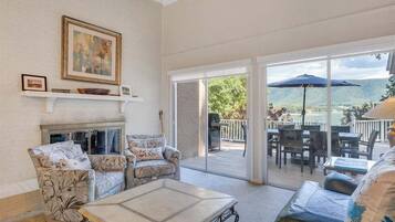 House, Multiple Beds, Patio (LAKE Thomwells Family Affair) | Living area