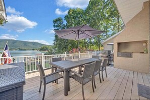 Outdoor dining - Thomwells Family Affair - Private Dock, Sleeps 18! (Penhook)