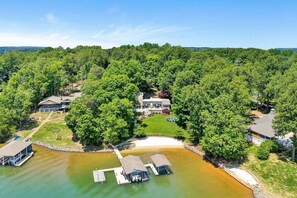A lakeside property with a dock, a large house, and a guesthouse. - Thomwells Family Affair - Private Dock, Sleeps 18! (Penhook)