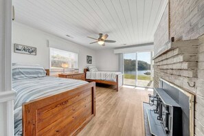 Room - Paradise Point - Lakefront Home With Private Dock! (Goodview)