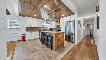House, Multiple Beds, Patio (LAKE Paradise Point) | Private kitchen