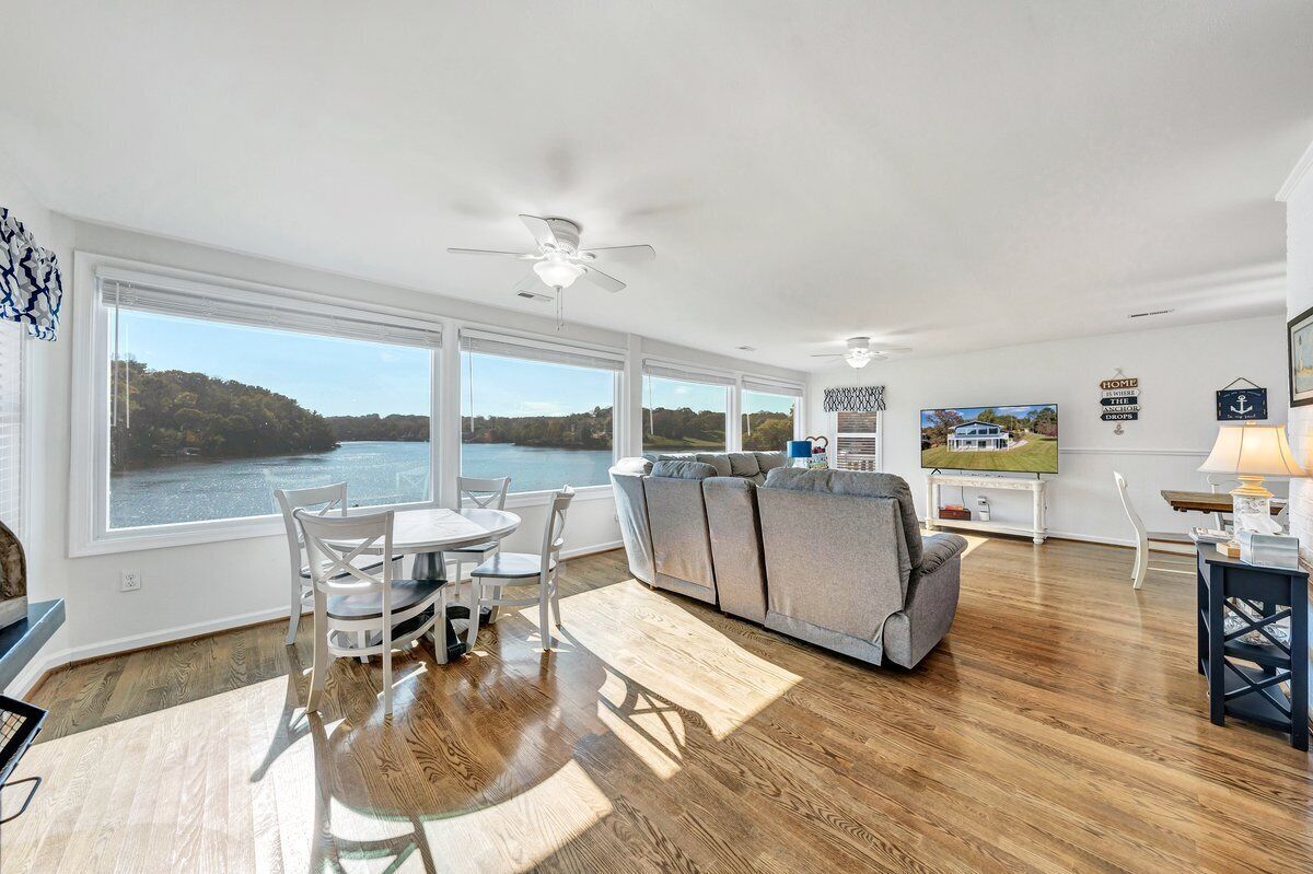 House, Multiple Beds, Patio (LAKE Paradise Point) | Living area