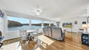 House, Multiple Beds, Patio (LAKE Paradise Point) | Living area