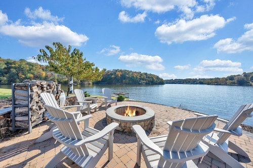 Paradise Point - Lakefront Home With Private Dock!