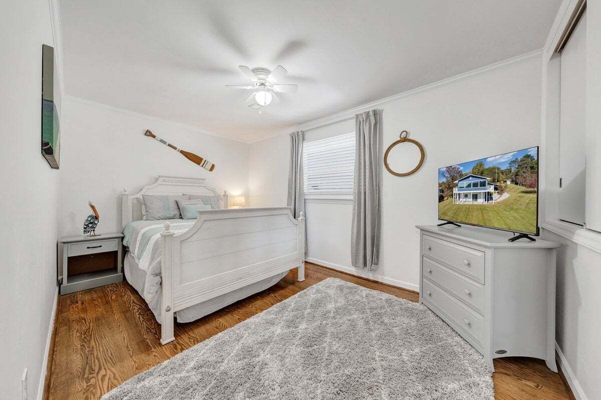 Nhà, nhiều giường, sân hiên (LAKE Paradise Point)