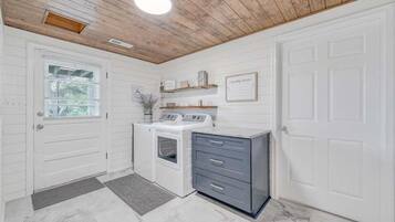 House, Multiple Beds, Patio (LAKE Paradise Point) | Laundry