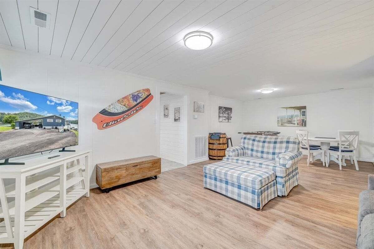 House, Multiple Beds, Patio (LAKE Paradise Point) | Living area