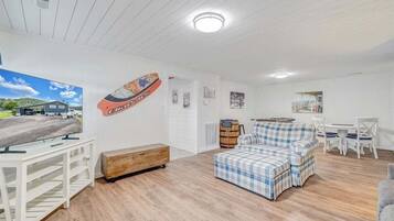 House, Multiple Beds, Patio (LAKE Paradise Point) | Living area