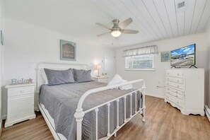 House, Multiple Beds, Patio (LAKE Paradise Point) - Paradise Point - Lakefront Home With Private Dock! (Goodview)