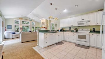House, Multiple Beds, Kitchen (LAKE Reel Relaxed) | Private kitchen