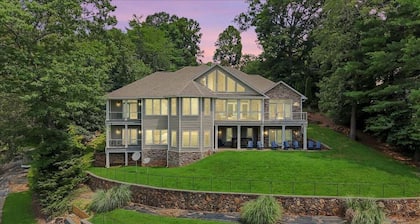 Great Escape on Smith Mountain Lake - Lakefront, Private Dock, & Hot Tub