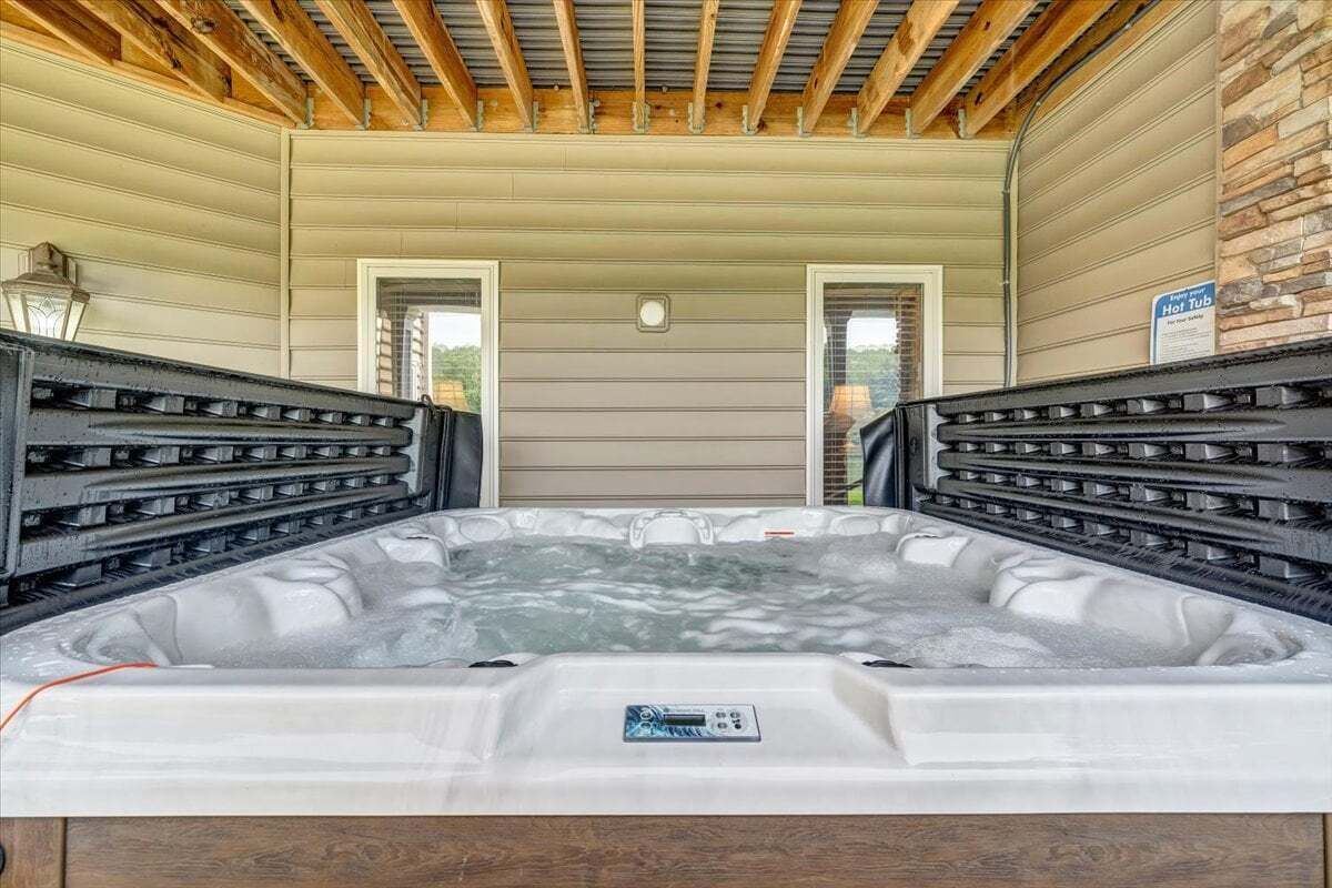 House, Multiple Beds, Hot Tub (LAKE Great Escape on Smith Mountain) | Indoor spa tub