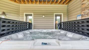 House, Multiple Beds, Hot Tub (LAKE Great Escape on Smith Mountain) | Indoor spa tub