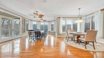 House, Multiple Beds, Hot Tub (LAKE Great Escape on Smith Mountain) | Dining