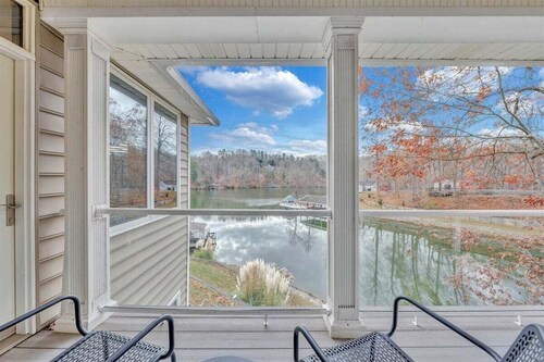 Great Escape on Smith Mountain Lake - Lakefront, Private Dock, & Hot Tub