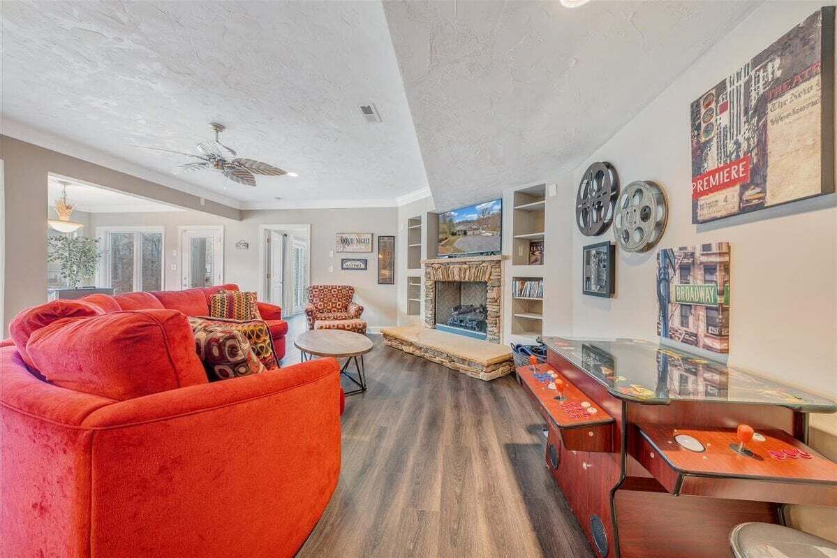 Nhà, nhiều giường, bồn tắm nước nóng (LAKE Great Escape on Smith Mountain) | Khu phòng khách