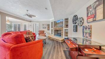 House, Multiple Beds, Hot Tub (LAKE Great Escape on Smith Mountain) | Living area