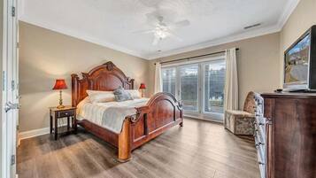 House, Multiple Beds, Hot Tub (LAKE Great Escape on Smith Mountain)