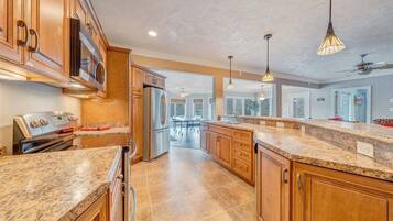 House, Multiple Beds, Hot Tub (LAKE Great Escape on Smith Mountain) | Private kitchen