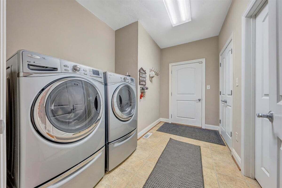 House, Multiple Beds, Hot Tub (LAKE Great Escape on Smith Mountain) | Interior