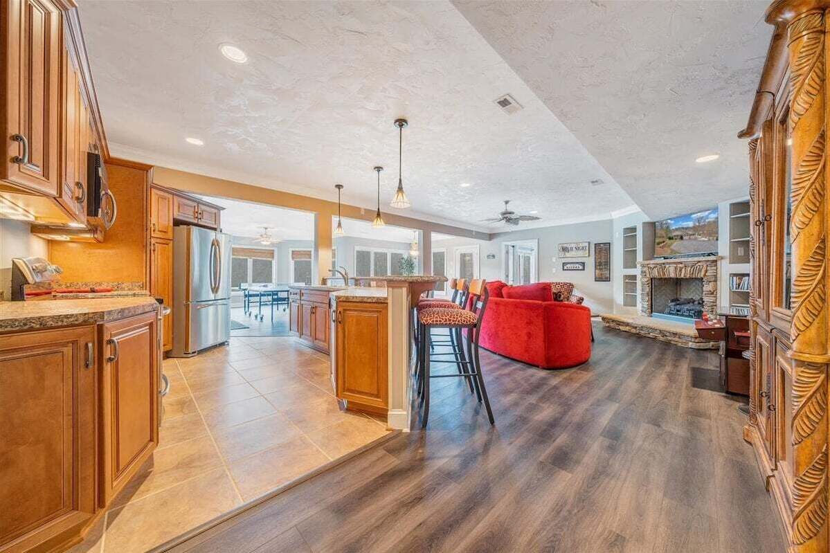 Nhà, nhiều giường, bồn tắm nước nóng (LAKE Great Escape on Smith Mountain) | Nội thất