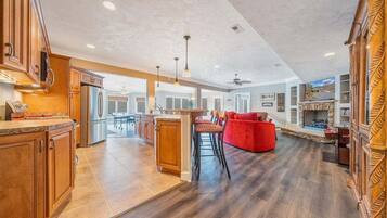 Nhà, nhiều giường, bồn tắm nước nóng (LAKE Great Escape on Smith Mountain) | Nội thất