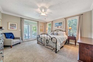 Room - Great Escape on Smith Mountain Lake - Lakefront, Private Dock, & Hot Tub (Goodview)