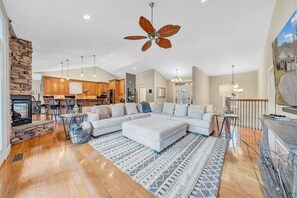 Living area - Great Escape on Smith Mountain Lake - Lakefront, Private Dock, & Hot Tub (Goodview)