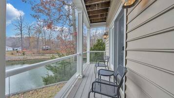 House, Multiple Beds, Hot Tub (LAKE Great Escape on Smith Mountain) | Property grounds