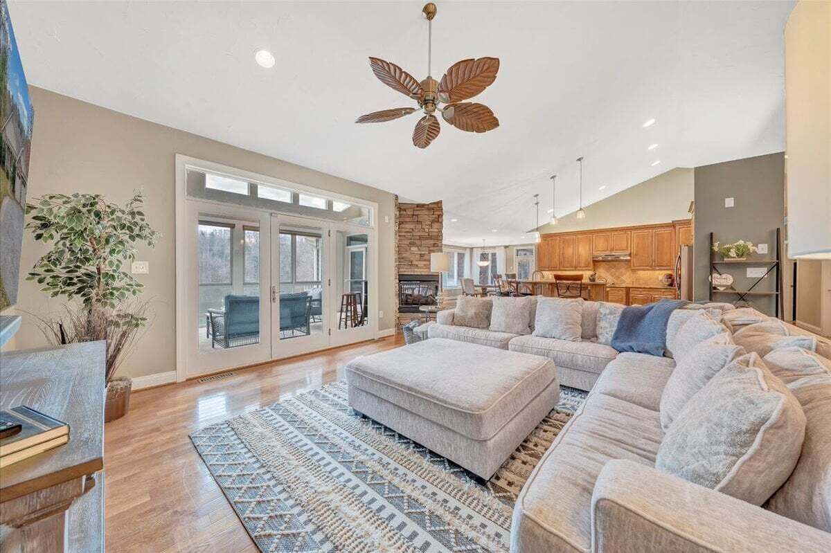 House, Multiple Beds, Hot Tub (LAKE Great Escape on Smith Mountain) | Living area