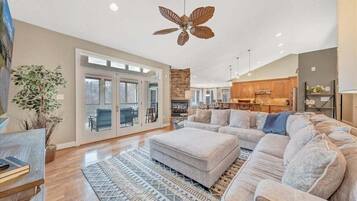 House, Multiple Beds, Hot Tub (LAKE Great Escape on Smith Mountain) | Living area