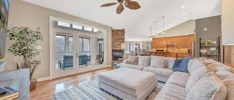 独立别墅, 多张床, 热水浴缸 (LAKE Great Escape on Smith Mountain) | 起居区